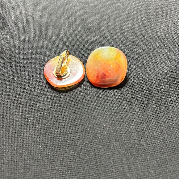 VTG Beautiful Amber Swirled Plastic Clip on earrings. Unbranded. - Picture 2 of 7